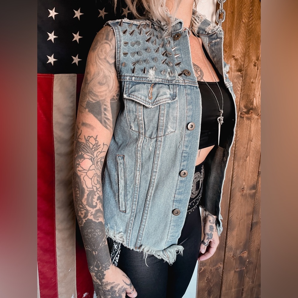 Unif Distressed Vest - Picture 2 of 6